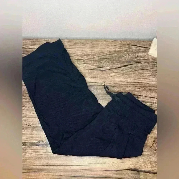 Lululemon Studio Crop Black size 2 - Picture 4 of 4